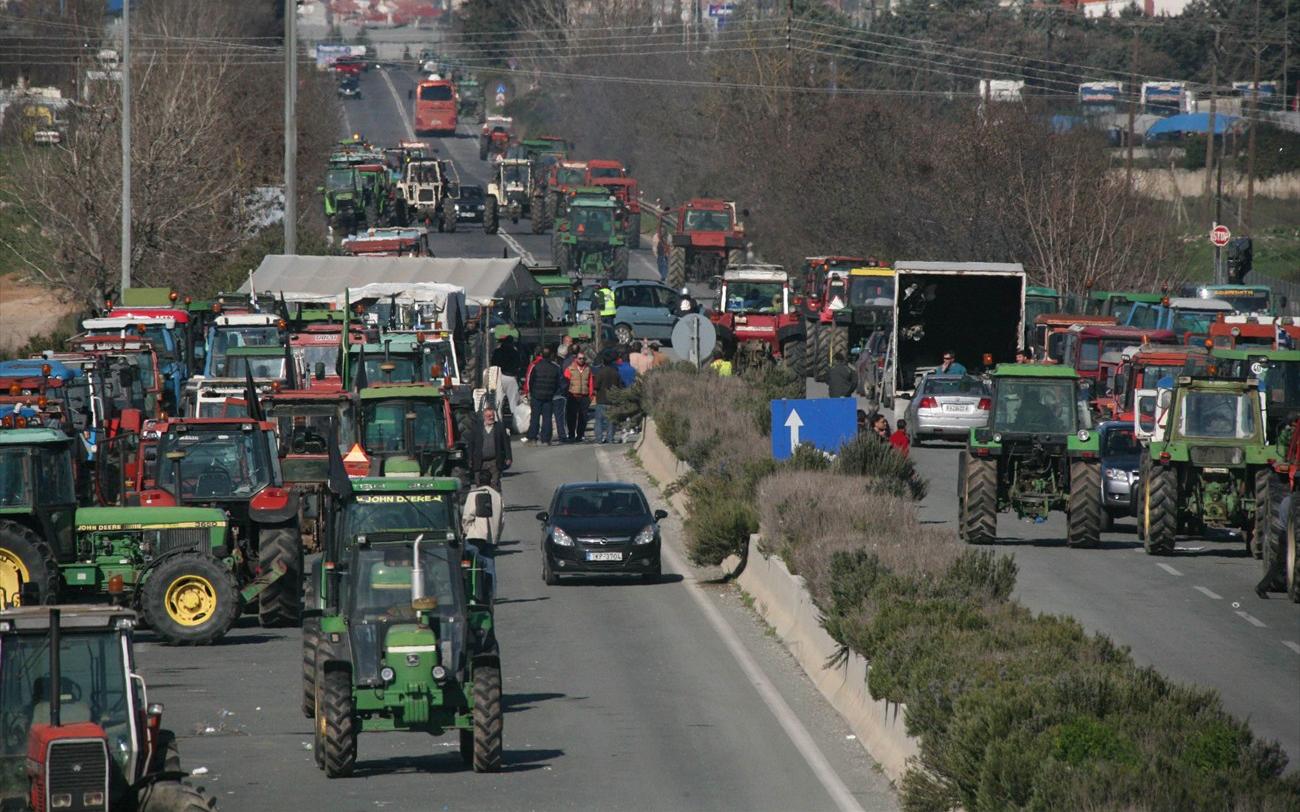 Τα τρακτέρ στους δρόμους βγάζουν οι αγρότες των Τρικάλων