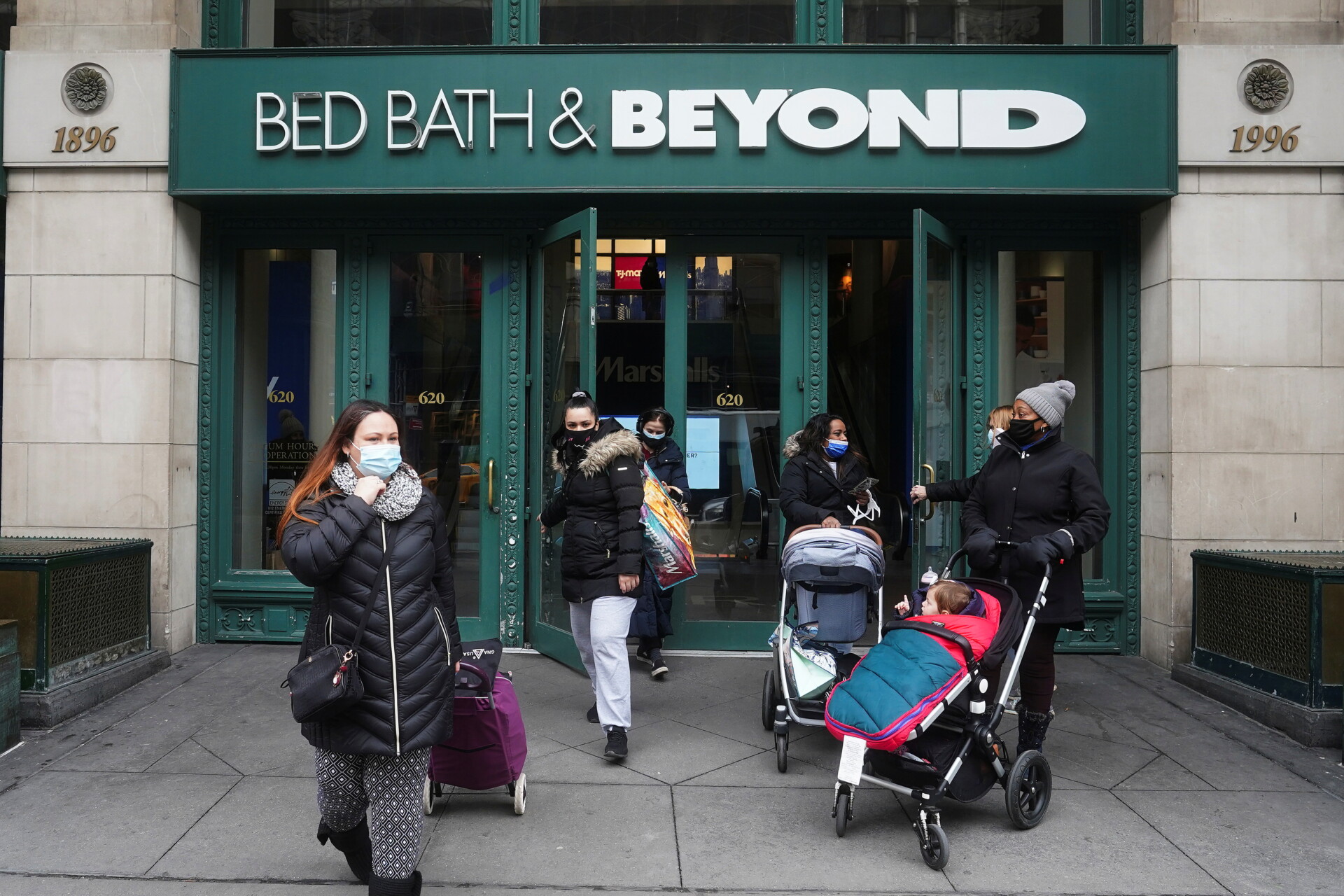 Bed Bath & Beyond: Σήμα κινδύνου για την επιβίωση και ανοιχτό το παράθυρο για πτώχευση