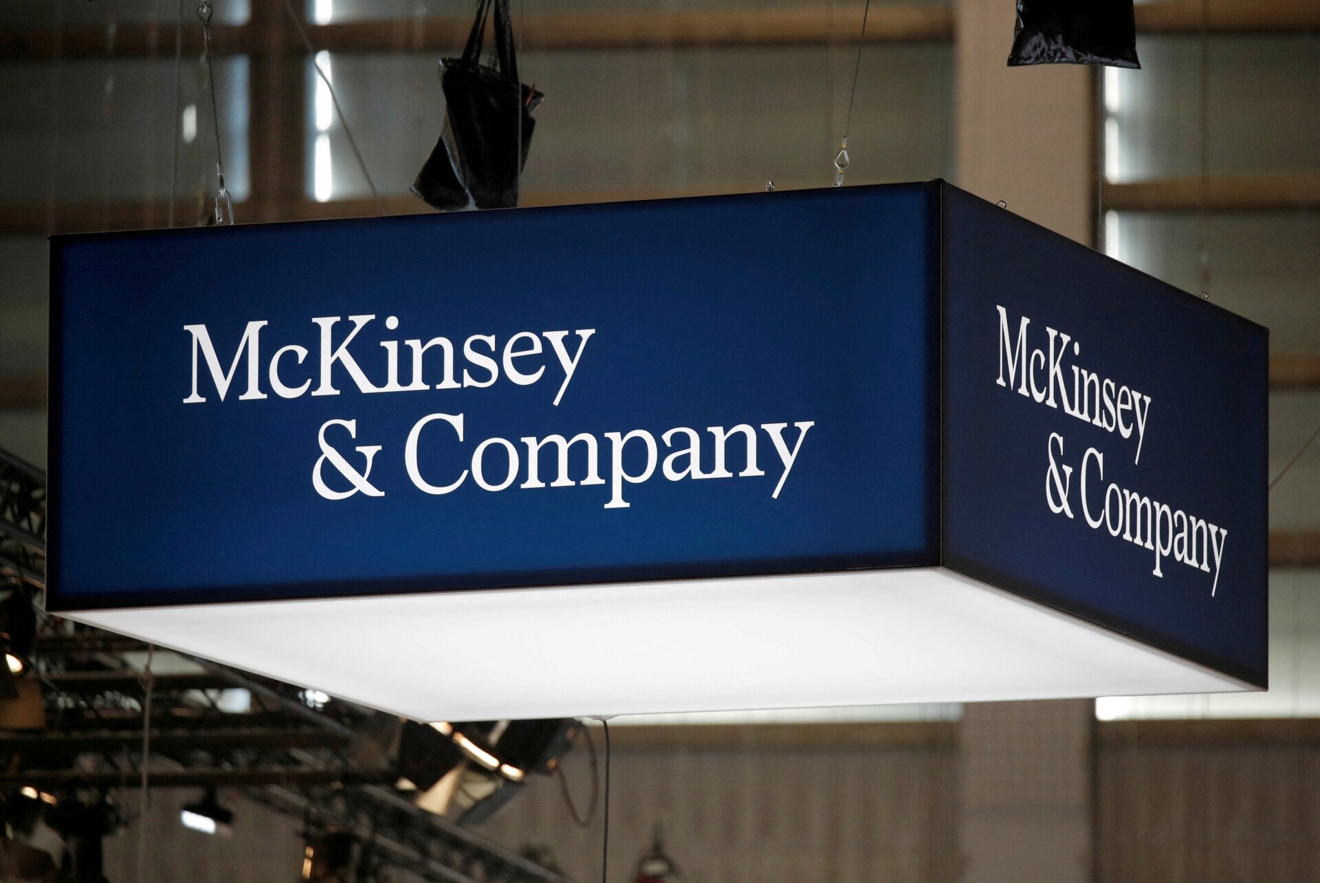 McKinsey: Σχεδιάζει περίπου 2.000 απολύσεις