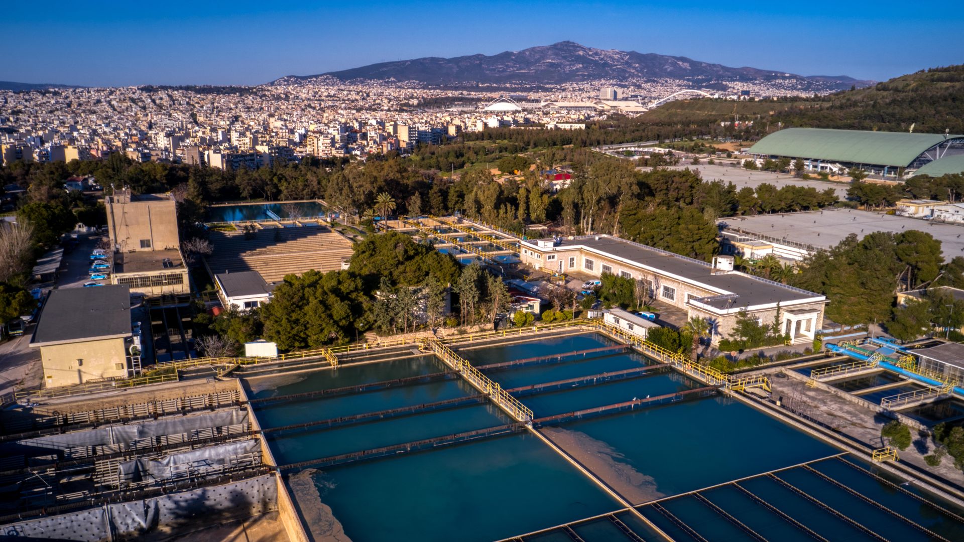 «Μπρος γκρεμός και πίσω ρέμα» για το υπουργείο Οικονομικών με το … νερό