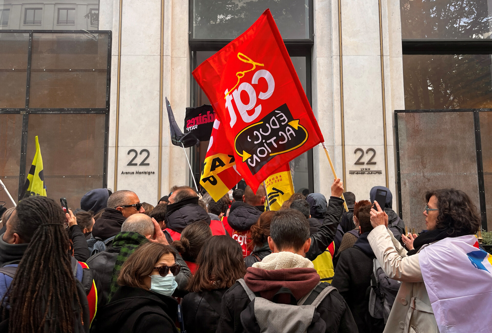 Des manifestants pénètrent dans l’immeuble Louis Vuitton