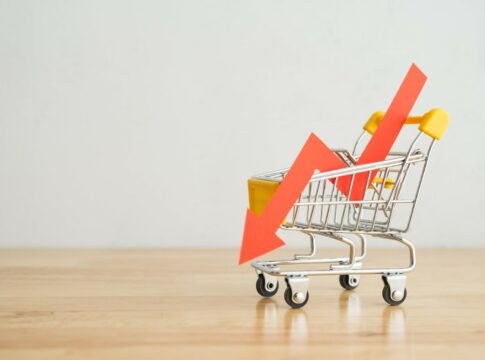 Πτώση των τιμών - καρότσι σούπερ μάρκετ - δείκτης σε πτώση - πληθωρισμός
