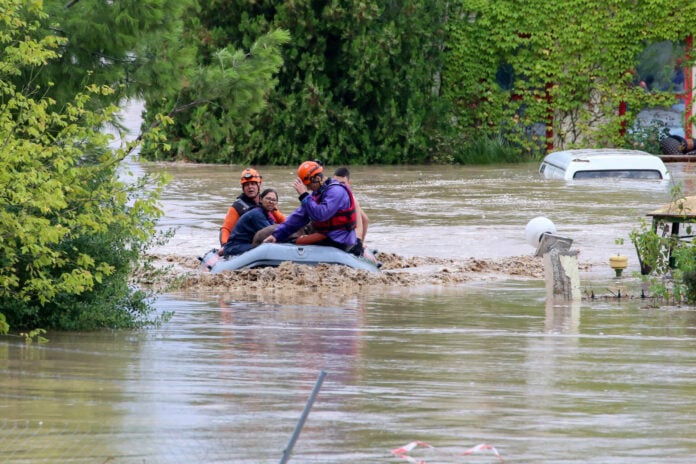 Λάρισα: Πλημμύρες και καταστροφές σε πολλές περιοχές - Απεγκλωβισμοί με βάρκες