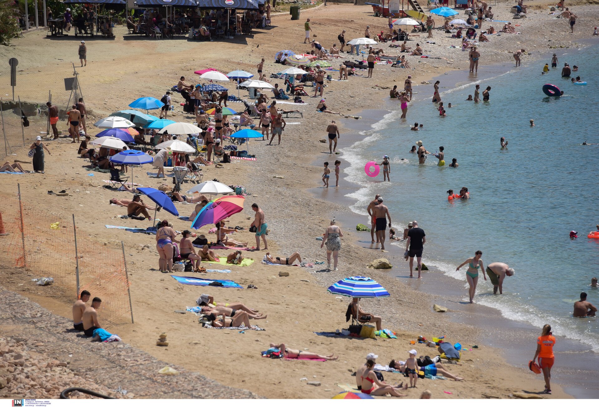 Γεμάτες οι παραλίες: Κερδίζει το «κόμμα της ξαπλώστρας»