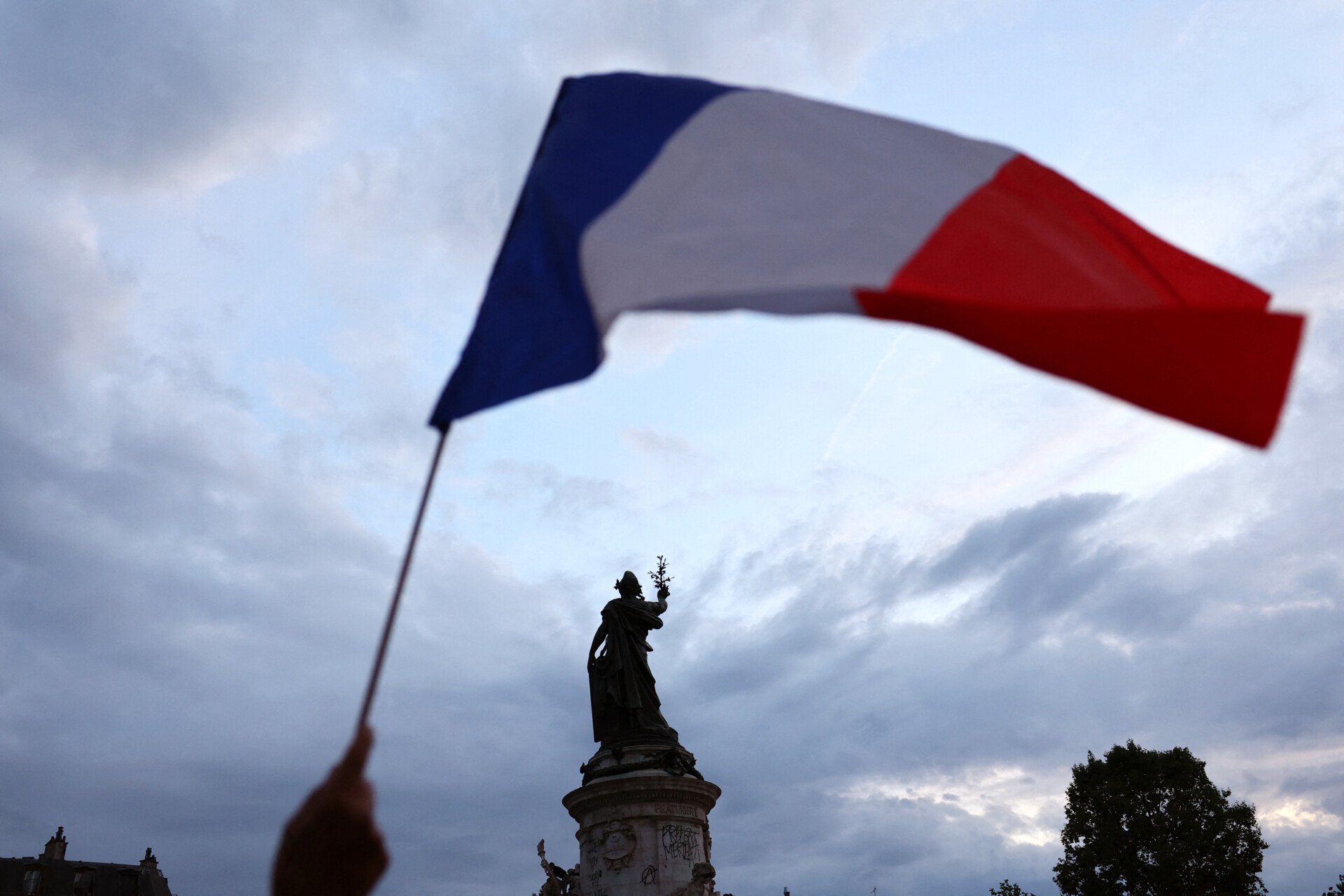 Ανεμίζει τη γαλλική σημαία ψηφοφόρος